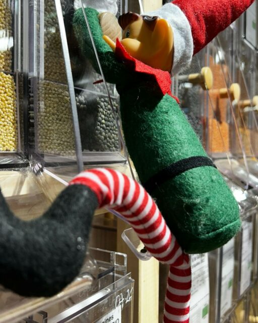 [Lutin farceur ]
Jour 5

Pas de répit dans les bêtises.
On ne saurait dire si le lutin est en session d'escalade ou s'il se précipite pour se remplir le ventre...

Où se trouve-t-il ?