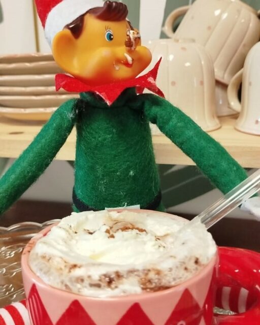 [Lutin farceur]
Jour 7

Oh ce lutin, mais quel gourmand.
Il a choisit de résister à la tentation  en y cédant!

D'où vient ce chocolat chaud, qui donne très envie et pas qu'au lutin?
👇