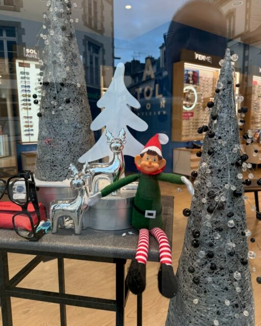 [Lutin farceur]
Jour 8

Après son contrôle chez Afflelou, le voilà parti pour se trouver une jolie paire de lunettes. 
Où va-t-il les choisir?

Vos réponses en commentaires 👇