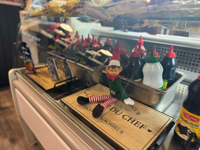 [Lutin farceur]
Jour 27

Le lutin est parti mais on retrouve encore des bêtises après son départ!
Il n'est vraiment pas le plus sage du Pôle Nord!
On espère que celle-ci soit la dernière!

Et vous savez où elle se trouve?
👇